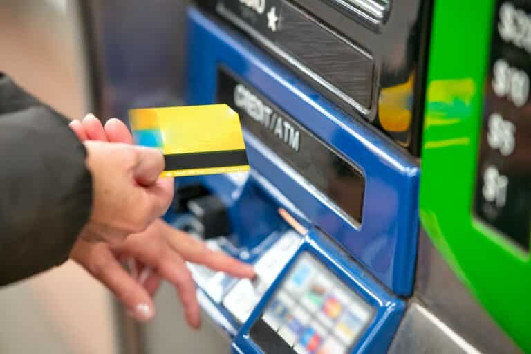 a person using a credit card to pay for a machine service, symbolice PCI P2PE